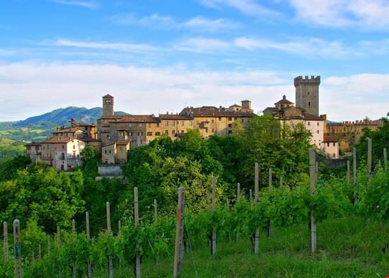 Il Castello e il Borgo di Vigoleno Piacenza LianeM - Shutterstock.com LianeM