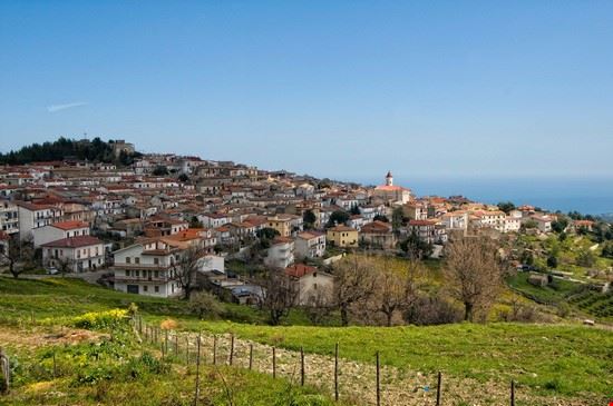 Centro seicentesco a 619 m s.l.m. negli ultimi anni si sta distingundo per essere il paese dei murales, con vie del borgo adornate da murales rappresentanti origini e cultura del posto.  