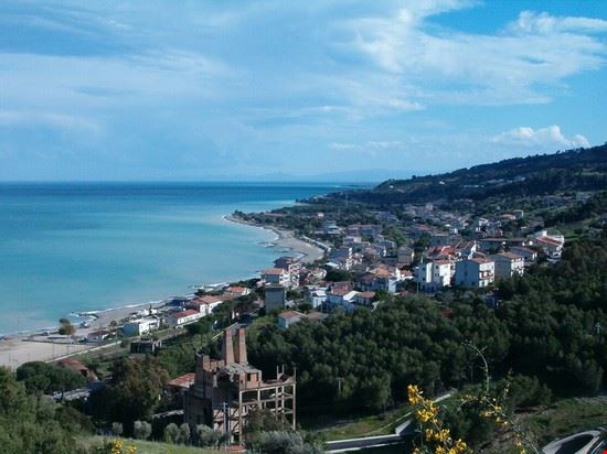  Lo sbocco sul mare di Montegiordano, un vasto lungomare fiorito di più di 2 km fa da splendida cornice al mare limpido dello Jonio.  