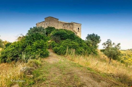  Foto del castello di Montegiordano per intero.  