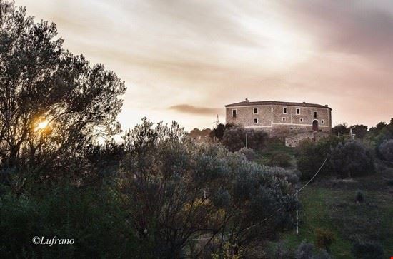  Foto del paesaggio di Montegiordano e il suo castello.  