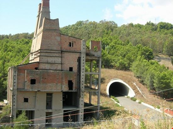  Archeologia industriale, il cementificio di Montegiordano.  