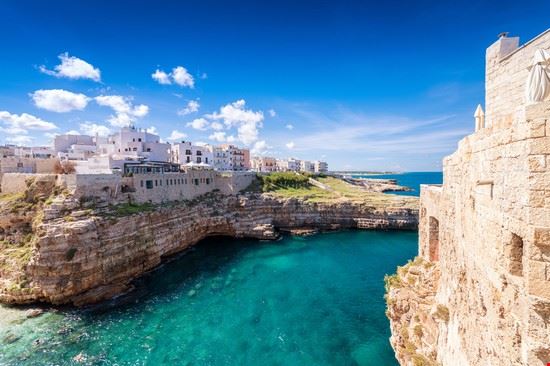 Alberobello, Castellana Grotte e Polignano a mare Bari Shutterstock.com 