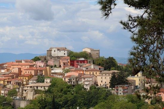  Panorama del paese irradiato dal sole primaverile ed abbracciato dai colori della natura che giocano a nascondino con l'azzurro del cielo.  