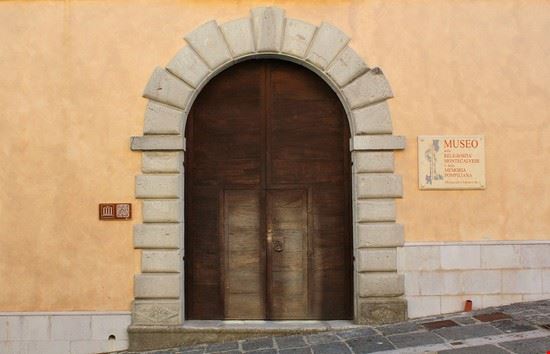  Museo dedicato a San Pompilio Maria Pirrotti, natìo del paese. Nella struttura sono conservati oggetti appartenuti al santo nonché testimonianze dell'antica arte orafa montecalvese oltre a cimeli sacri provenienti dalle varie chiese del paese ed oramai scomparse da anni. Sono presenti oggetti sacri dal 1700 ad oggi.  