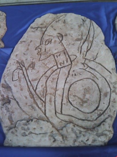 La città nella Roccia: Museo del Neolitico e Museo visuo-tattile - Riproduzione di un graffito di 36 secoli fa, che raffigura un guerriero siculo. L'originale si trova in una grotta di Cava Ispica.