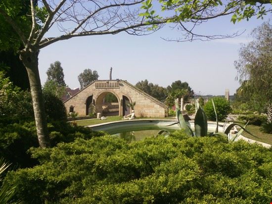 Residenza dell'Amore - Questo rifugio artistico e spirituale è immerso nella bellezza della natura che lo rende perso nel tempo. Sito a Cardigliano(Specchia), nella provincia di Lecce, la Residenza dell’Amore, comprende infatti, una casa-Museo con stanze ricche di affreschi e sculture legati al tema dell’Amore.
All’esterno, la visione che si ha dal Ponte dell’Amore è singolare: si scorge il monumento alla “A” maiuscola contornato da giardini dedicati allo stesso argomento, ricchi di numerose sculture che raccontano gli amori epocali tragicamente vissuti. 
