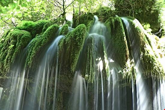 Sembrano i capelli di una dea: tra le montagne della Campania c'è la più bella cascata del Sud Italia