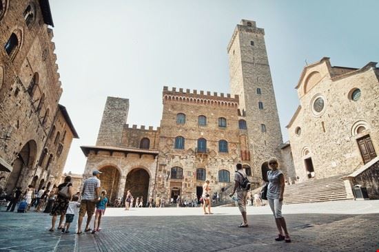 Piazza della Cisterna San Gimignano Petr Jilek / Shutterstock.com Petr Jilek / Shutterstock.com