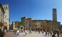 san gimignano piazza della cisterna