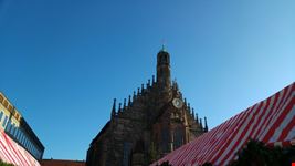 norimberga i mercatini davanti alla cattedrale
