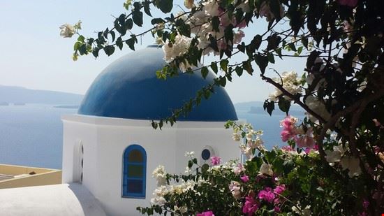 Visitare tutta l'isola Le tipiche cupole bianche e blu di Santorini  