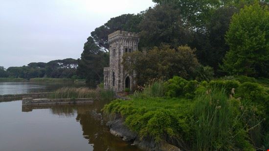  Ecco la torre che si affaccia sul lago da cui il paesino ha preso il nome  