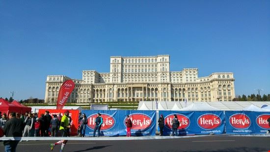 La Bucarest che non ti aspetti Un colpo d'occhio sul Palazzo del Parlamento di Bucarest: è talmente grande che si fa fatica a farlo stare tutto in una foto!  
