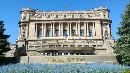 La Bucarest che non ti aspetti Ecco un edificio storico di Bucarest che si alterna alle architetture moderne  