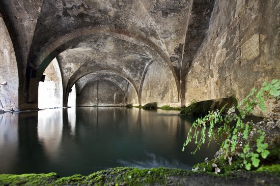 Spade nella roccia, fiumi sotterranei e isole leggendarie: ecco 5 luoghi del mistero dove si svela la Toscana nascosta