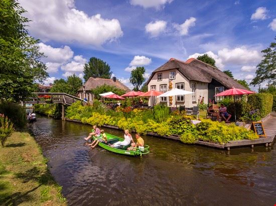 Giro tra i canali Giethoorn www.hollandfoto.net / Shutterstock.com www.hollandfoto.net / Shutterstock.com