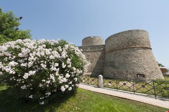 Castello Manfredonia Claudio Giovanni Colombo - Shutterstock.com Claudio Giovanni Colombo