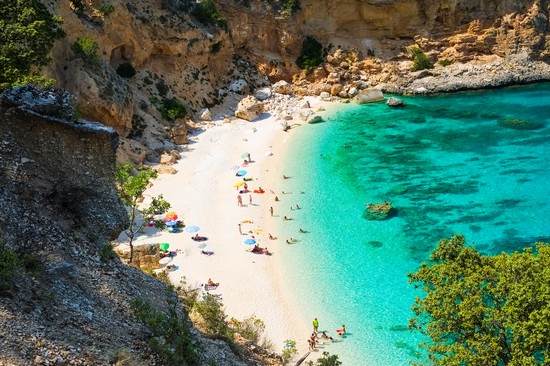 Non è facile arrivare, ma ne vale la pena: questa spiaggia della Sardegna spunta all'improvviso con sabbia bianchissima e acque trasparenti come cristalli