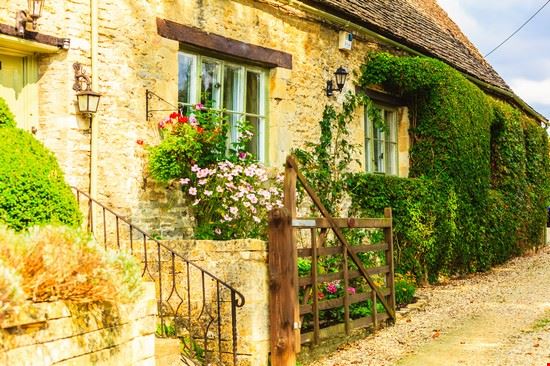  Bibury Shutterstock.com 