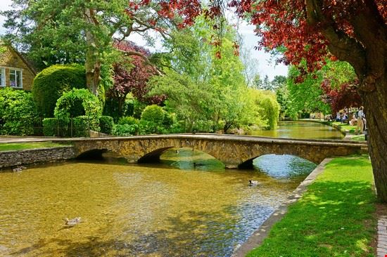  Bibury Raymond Llewellyn - Shutterstock.com Raymond Llewellyn
