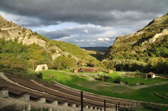  Il Parco della Grancia è il primo parco storico ruralee ambientale d'Italia, immerso in uno scenario naturale di rara bellezza e suggestione. Si sviluppa su una superficie di 50 ettari di terreno
alle spalle del castello Fittipaldi di Brindisi Montagna, borgo storico della Basilicata.  