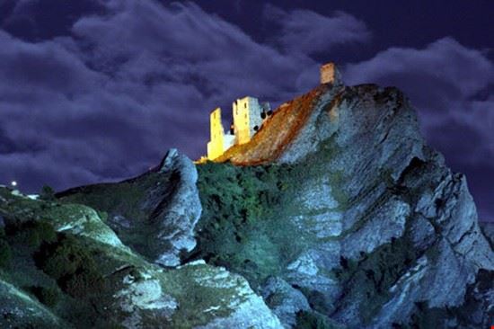 E' certamente l’edificio più antico che all’origine doveva costituire più che una struttura militare un presidio del territorio per funzioni civili, sociali ed economico-produttive divenne anche dimora dei feudatari succedutisi nella proprietà tra i quali i Sanseverino, i D’Erario, gli Antinori, i Battaglia ed infine i Fittipaldi che lo donarono al Comune all’inizio del 1900. Risalirebbe all’epoca delle incursioni arabe saracene ( IX sec. d.C.) o dell’Impero Carolingio oppure del dominio degli Svevi nel Meridione.  
