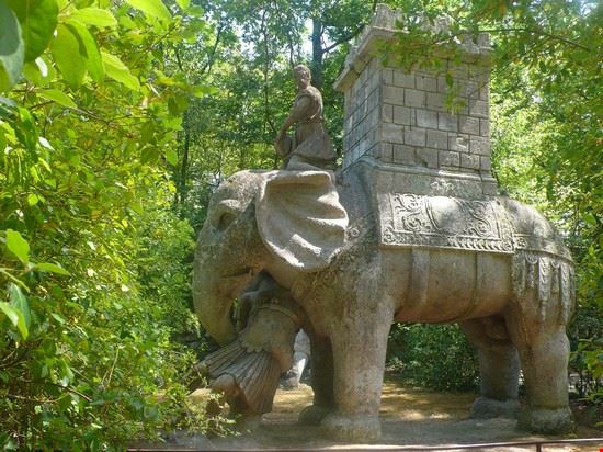 Il parco dei mostri Scultura in basalto all'interno del Parco dei Mostri o Sacro Bosco di Bomarzo che sembra rievocare l'impresa di Annibale  