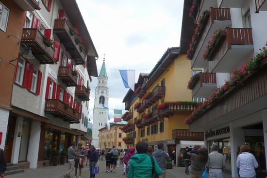 Cortina, la Regina delle Dolomiti Corso Italia con in vista la Basilica di Cortina  