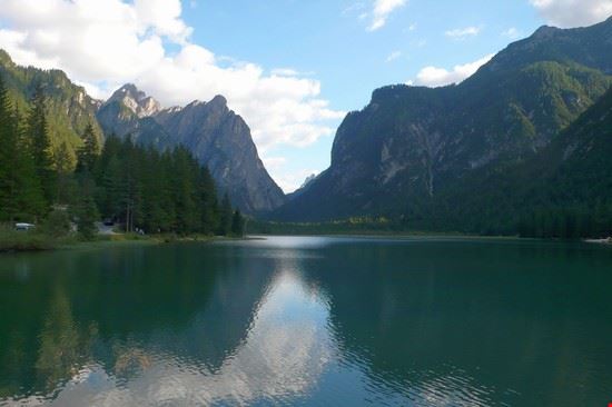 Lago di Dobbiaco Il lago di Dobbiaco è un piccolo lago alpino, di origine franosa, situato in val Pusteria   