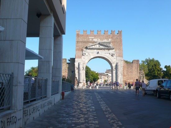 Centro storico Fatto costruire nel 27 a.C. in onore dell'Imperatore Augusto per celebrare il restauro delle più importanti strade consolari italiane  