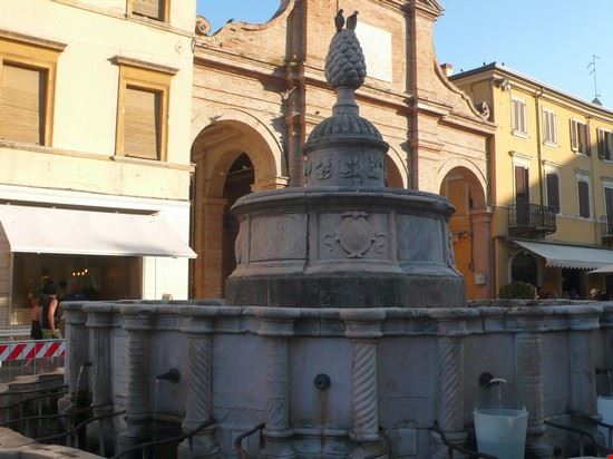 Centro storico La fontana della Pigna a Rimini in piazza Cavour  