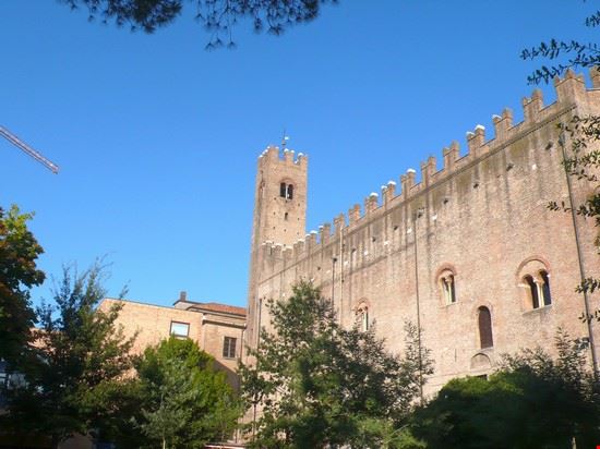 Centro storico Palazzo dell'Arengo a Rimini in piazza Cavour è in stile romanico-gotigo ed è sormontato da merlettature  