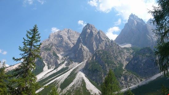 Val Fiscalina La Val Fiscalina parte da Moso, attraversa il Parco Naturale delle Tre Cime di Lavaredo fino al rifugio di Fondovalle. Si possono ammirare le pareti rocciose imponenti del patrimonio dell’umanità UNESCO  