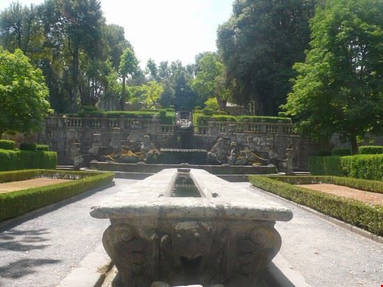Villa Lante  La Fontana dei Giganti prende il nome dai due giganti seduti ai lati della fontana vera e propria personificazioni dei due fiumi Arno e Tevere simboli delle due anime della Tuscia  
  
