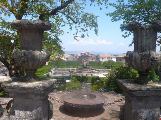 Villa Lante  Siamo nel grande giardino all'italiana, tra l'altro molto ben curato  con al centro la grande fontana con i quattro quadranti ed i quattro giovani ... i mori.  