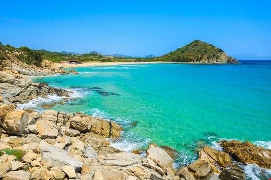 Dal regno del corallo a quelli dei murales: nel sud della Sardegna ci sono 3 posti che ti faranno amare l'isola anche in primavera
