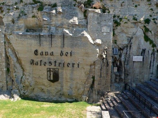 A spasso tra le torri Cava realizzata per le competizioni di tiro con la balestra. in occasione della festa del Santo Patrono, il 3 settembre si svolge il  Palio dei Balestrieri   
