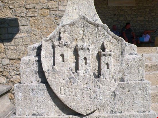 A spasso tra le torri Nello stemma sono ben visibili le tre torri che servivano alla Repubblica di San Marino per difendersi dagli attacchi dei Malatesta di Rimini  