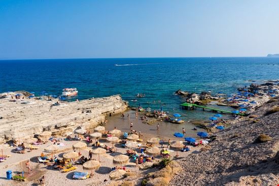  Rhodes ian woolcock / Shutterstock.com ian woolcock / Shutterstock.com