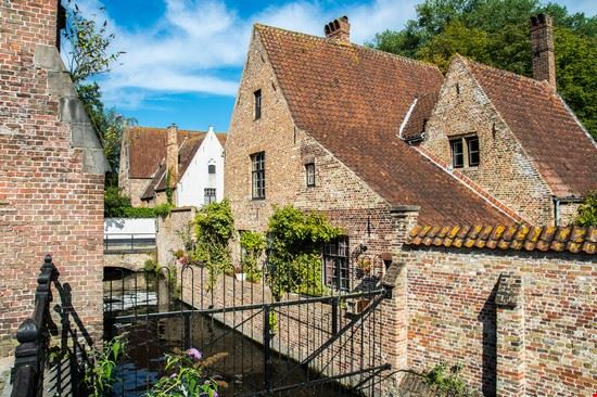 Begijnhof Bruges pql89 - Shutterstock.com pql89