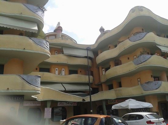 Rosignano Marittimo Anche i comignoli (vedi foto) o luoghi per lanterne ricordano quelli di Casa Battlò o di Finca Guell decorati di ceramiche intrise di colori esaltano la veranda in cima all’edificio, uno diverso dall’altro, uno di essi quasi ad impersonare un Gallo che Canta al manifestarsi del nuovo dì.  