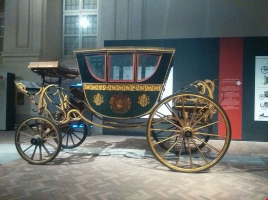  carrozza all'interno delle scuderie
  