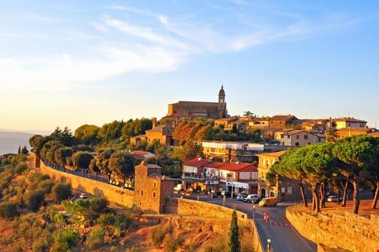 Montalcino Montalcino Arsenie Krasnevsky / Shutterstock.com Arsenie Krasnevsky / Shutterstock.com