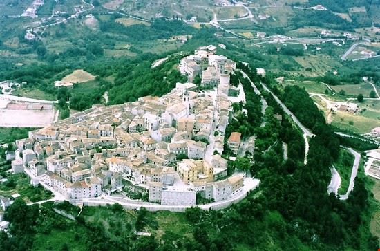 FERRAZZANO  Una vista di Ferrazzano dall' alto, paese che si trova a 872 metri dal livello del mare,a pochi kilometri dal capoluogo molisano, è un belvedere naturale dove si spazia dal Matese alla Puglia nel giro di pochi secondi.  