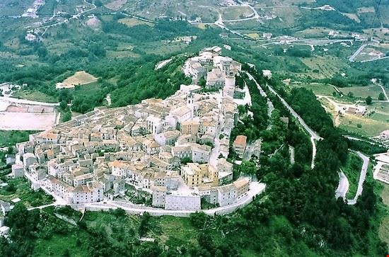  Una vista di Ferrazzano dall' alto, paese che si trova a 872 metri dal livello del mare,a pochi kilometri dal capoluogo molisano, è un belvedere naturale dove si spazia dal Matese alla Puglia nel giro di pochi secondi.  