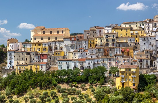 Non solo Vietri: in Campania c'è un'altra città delle ceramiche, e qui ogni casa ha un colore diverso