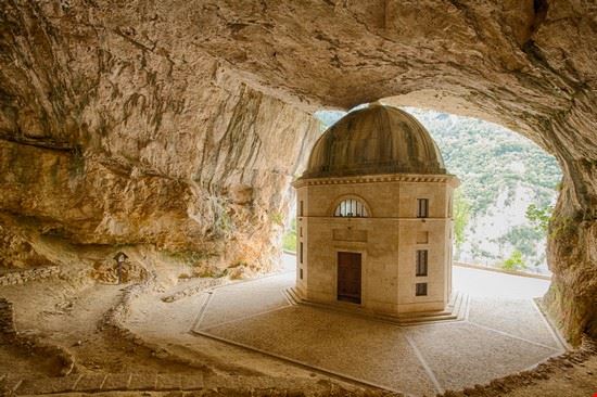 Tempietto del Valadier Genga Andrea Luciani - Shutterstock Andrea Luciani