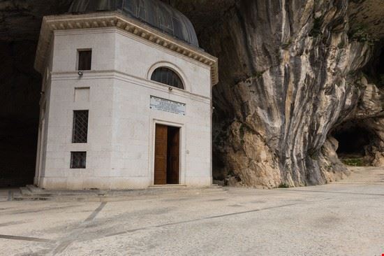 Tempietto del Valadier Genga Andrea Luciani - Shutterstock Andrea Luciani