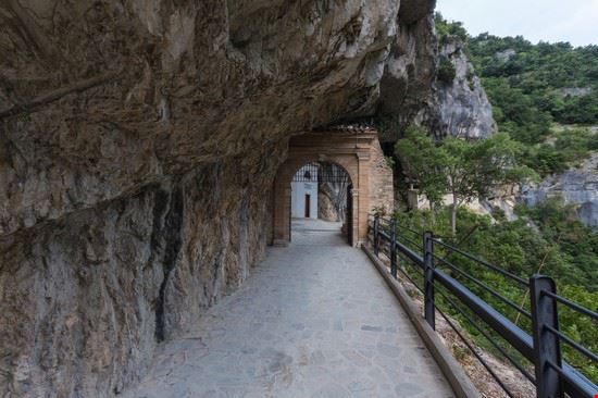 Tempietto del Valadier Genga Andrea Luciani - Shutterstock Andrea Luciani